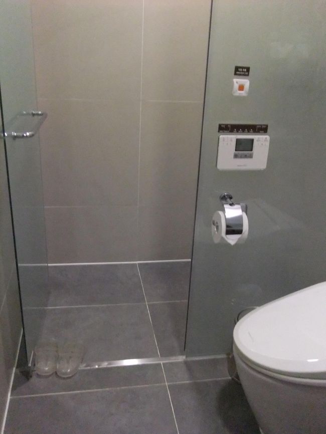 シャワーを諦めようかと思ったところでブルっと鳴った！<br />急いでシャワーを浴びてフライトに備えます。<br /><br />シャワー後スリッパがはけるところは◎だけど、あとはイスがあるといいなー。