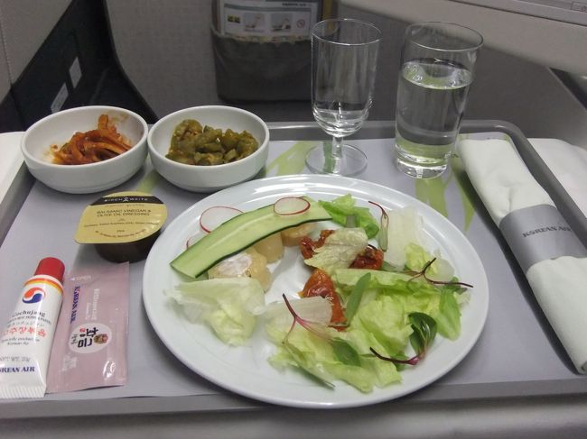 サラダは見た目もイマイチなので適当に。