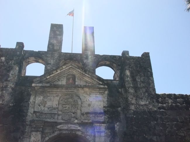 今日一日しか時間がないので、とりあえず午前中は観光♪<br /><br />ホテルのあるマクタン島からセブシティへタクシーで移動。<br />運転手が陽気な人でした！<br />170ペソくらい。<br /><br />まずはサン・ペトロ要塞。