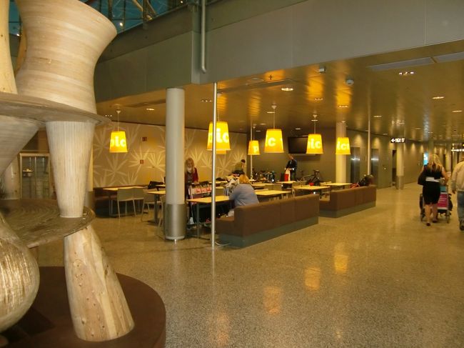 ヘルシンキ空港､チエックイン２の出入口で、木のモニュメントがあります。24間営業のカフェ―のソファーで仮眠した。