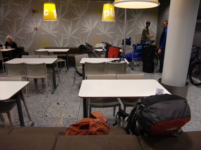 　エアーに自転車を乗せてきた青年たちは、ここで組み立て夜中の町に消えて行きました。木こりはバックパックにもたれて寝ていたが、やがてソファーに横になった。周囲に同じく男女合わせて6人位はいましたね!　快適でしたよ､､､