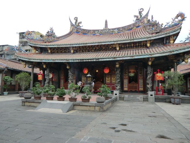 ２日目は７：４０〜市内観光でした<br /><br /><br />まずは<br />“保安宮”デス。<br /><br />簡単な説明後の<br />自由時間は・・・・、<br />ほとんどありませんでした（悲）<br /><br /><br />きちんとしたお参り・・・<br />時間がありませんでした(T_T)/~~~<br /><br />おみくじ・・・<br />時間がありませんでした(T_T)/~~~<br /><br /><br />唯一できたこと！！！！<br /><br />手を合わせて<br />『家族が長生きできますように』と<br />日本式でお祈りしました。<br /><br />