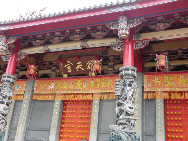 この日が月曜日。<br />“孔子廟”が休み日。。。<br /><br />なので<br />“行天宮”へ<br /><br />ここでは、<br />１０分間の自由時間・・・・・。<br /><br /><br />きちんとしたお参り・・・<br />時間がありませんでした(T_T)/~~~<br /><br />おみくじ・・・<br />時間がありませんでした(T_T)/~~~<br /><br />占い・・・<br />時間がありませんでした(T_T)/~~~<br /><br /><br /><br />唯一できたこと！！！！<br /><br />手を合わせて<br />『仕事がうまくいきますように』と<br />日本式でお祈りし、<br />お守りカードを頂きました。<br /><br /><br /><br /><br /><br /><br /><br />