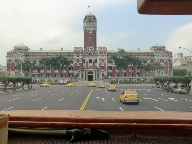 バスの中から<br />“総統府”<br /><br />この写真を撮るために<br />バスでは、一番前の席に座りました。