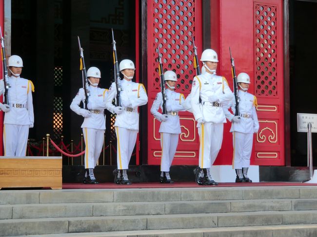 “忠烈祠”<br />市内観光の最後の場所はココでした。<br /><br />この後は、<br />現地ツアー会社のところで解散だったけど<br /><br />現在地がさっぱりわからん状態でさ、、、、<br />ホテルは向こうって大雑把に言うのか、、、、、<br />ガイドさん、、、、、迷いながらホテルに帰りました(；一_一)<br /><br /><br /><br />駆け足での観光だった・・・・。<br />もう少しゆっくり見たいなぁ〜ってことが多かったデス。<br /><br />次の渡台北の時は<br />個人で観光すると思うなぁ！！！！