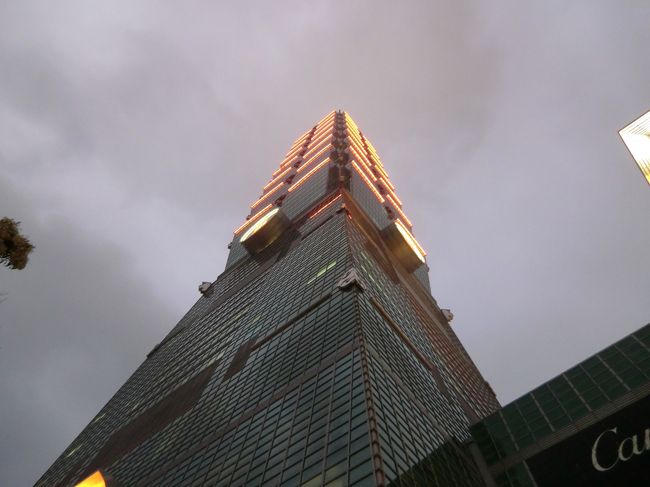 ホテル〜１０１へタクシーで移動しました。<br /><br />確かぁ〜、<br />２５０元だったと思います。<br /><br /><br /><br />１０１の展望台には登りませんでした<br /><br />だって、<br />曇ってたし・・・値段は高いし・・・・