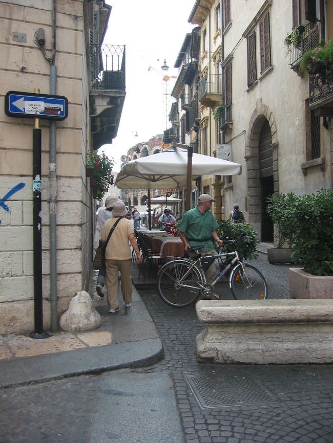 今回は、家内の両親を合わせると６人だったので、私の車では定員オーバだったので近所のレンタカー屋さんで、ワゴン車を借りて出発しました。朝は８時ごろミュンヘンの自宅を出発し、アウトバーンの８号からオーストリア-->ブレンナー峠を超えて、ヴェローナに一自前には到着しました。イタリアの高速道路は１３０Km/h以上出せませんが、道が、ドイツより狭い（と思います）せいか、スピード感があります。