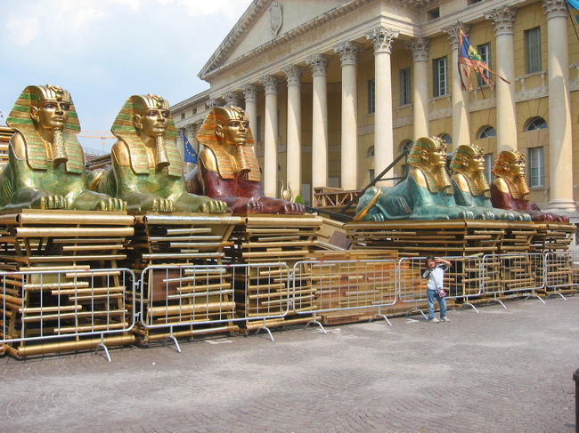 なぜか、カラフルなスフィンクスのようなものが広場にいっぱい設置されていましたが理由は、分からずじまいでした。