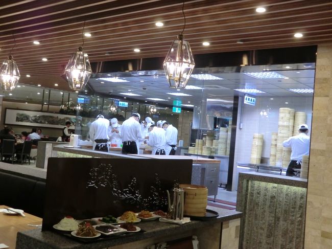 もちろん店舗もキレイでした。<br /><br />父は満足したようです（●＾o＾●）（●＾o＾●）<br /><br /><br />良かった、良かった。<br /><br /><br />食べた後は<br />無料バスでMRT「市政府駅」まで行きました。<br />すぐ来るので便利デス