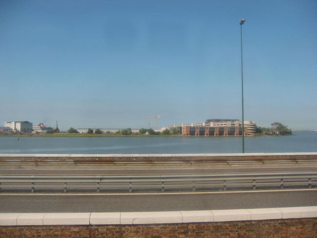 パドヴァの駅から、ベネチアまでは列車で約３０分で到着します。ベネチアの宿は比較的高いので、周辺に安く宿泊して列車で訪れるのは結構お薦めだと思います。<br />　写真は車窓の風景です。列車のなかは、コンパーティメントになっており結構席が広かったです。