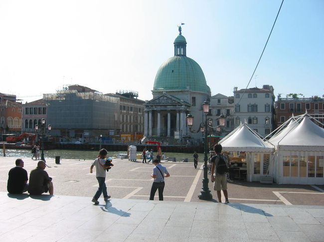 ベネチアに到着です。<br />写真は駅前の風景です。ここから観光船に乗ってサンマルコ広場まで運河の旅です。