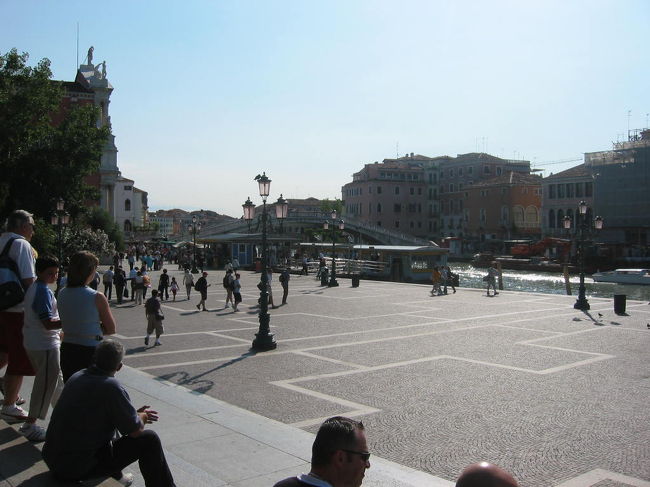 駅前の広場です。