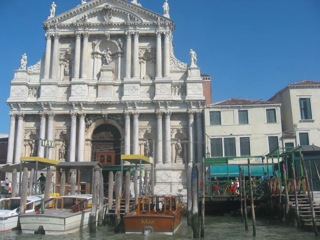 ひとつ前の写真の建物の前景です。