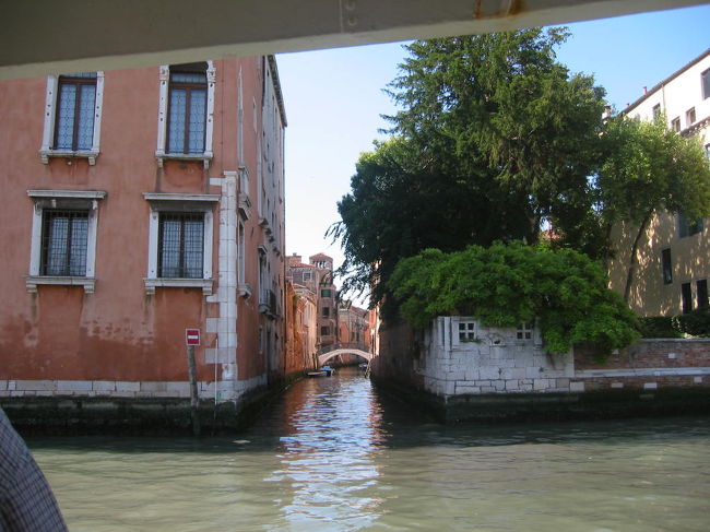 船からの風景です。区画どうしは小さな橋で繋がっています。