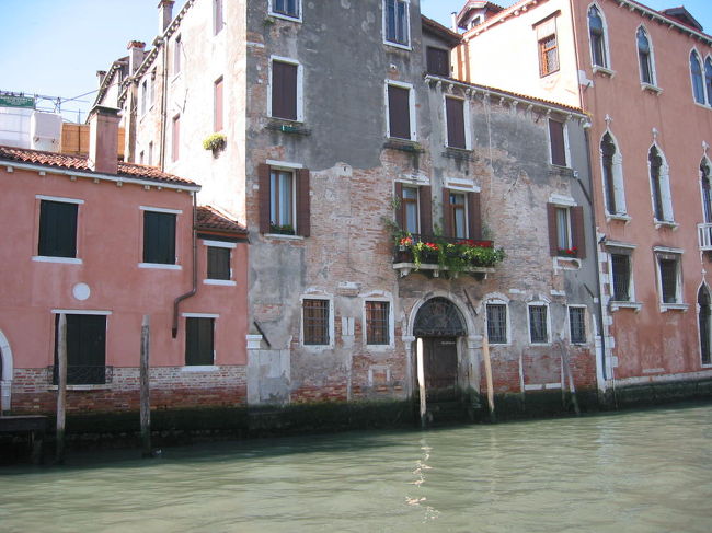 結構、朽ちた感じの家ですが、窓に飾られた、花が綺麗なコントラストです。