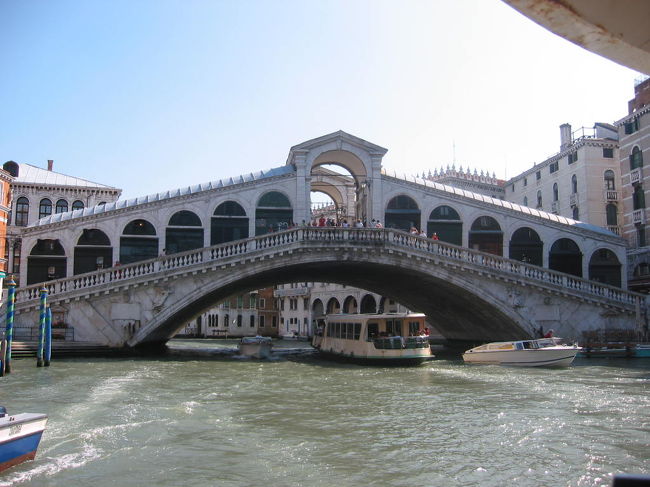 リアルト橋です。一番大きな橋で、この辺が、ベネチアの真ん中付近とのことです。