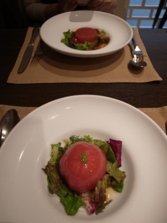 とにかく子供の頃からトマト大好きの私にとって、友人Rの「トマト屋さんでお昼にしようよ!」の提案は願ったり叶ったり♪<br /><br />予約なしの突然の来店だったけれど、待たずに済んだ。<br /><br />まずは前菜。<br />私は丸ごとトマト１個がドーンと乗ったトマトサラダ。<br />旨いっ!