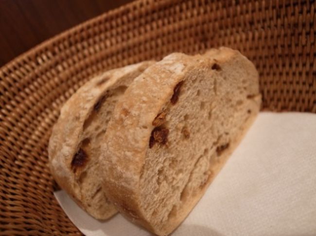 パンにもドライトマトが入ってる。<br />甘酸っぱくて、アクセントになってる。