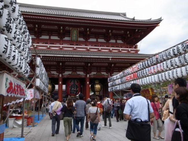 続いて浅草へ移動。<br />浅草は3度目だけど、いつも人で一杯だなぁ〜<br /><br />日本人の私達には「こりゃ何だ?!」ってお土産もあるけれど、外国の人達は手にとって興味津々で見てた。<br /><br />お参りをして、おみくじを引いて（大吉だった!友人Rも吉。旅の幸先はいいみたい♪）、敷地内から見えるスカイツリーに感動。<br />