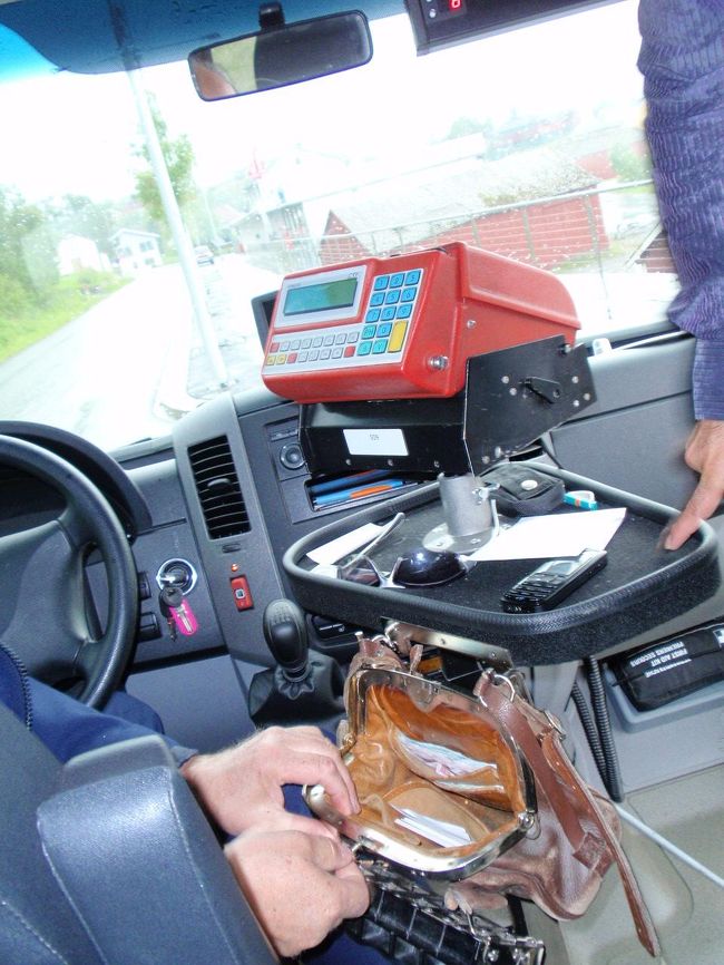 バスの中でチケットを買うのですが、このお財布、昔日本でバス嬢が使っていたものみたいです！