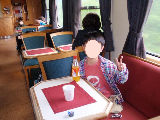 来たときと同じルートで戻ります。<br />ボードーでは駅員さんに「線路が故障しているから途中バスになるよ」と告げられ、半信半疑で乗り込みます。<br />ボードー→トロンハイム(12:15-22:10)の食堂車の中です。<br />息子が飲んでいる炭酸入りオレンジジュース、「ファンタ」は全然糖分ゼロ、甘味料もゼロで甘くなくてとっても美味しくて気に入りました！<br />ちなみにこのペットボトルのジュースとコーヒーで１０００円です。