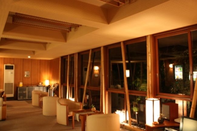 施設自体は古いけど、きちんと手入れされていて、全く不快感はない。スタッフの方も落ち着いた感じの雰囲気を纏っていて良い印象。<br />照明も落ち着くぅ〜<br /><br />夕食の時間まで部屋でお茶でもすすりますかね〜