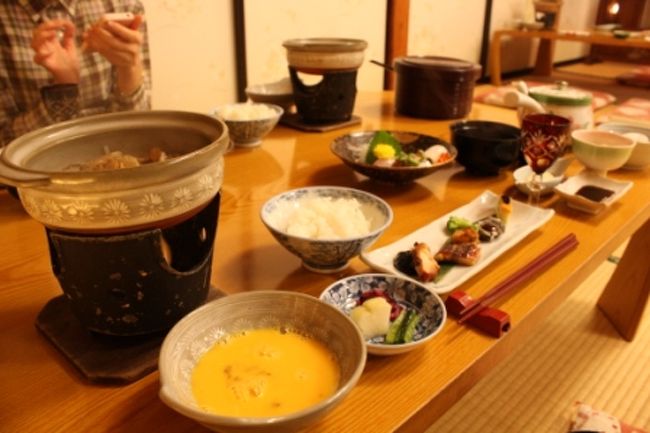 夕食は大食漢でなければ、女性には丁度良い量。<br />満腹になりつつ、胸焼けまでは起こさない量。<br />写真にプラスで天ぷらとフルーツが出てくる。<br /><br />男性だとグレードアッププランで少し量を足した方がいいかもしれない。<br /><br />お風呂は岩風呂と露天風呂とがあり、男女で時間入れ替え制。<br />私達は夜に岩風呂、朝に露天風呂を満喫。<br /><br />朝の露天っていいわ〜