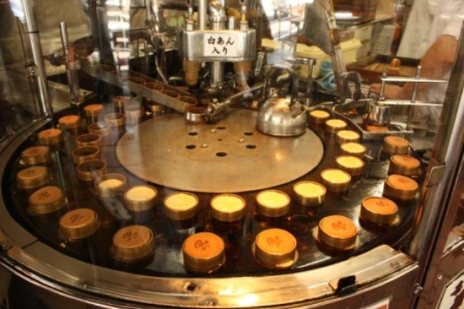 “はこね”っていう焼印が可愛いカステラ饅頭。10個入で700円。<br />