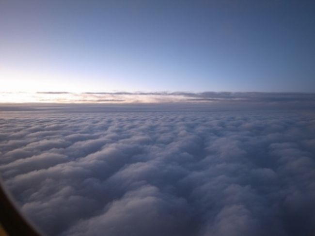 お土産を買って、帰りのロマンスカーは居眠りしながらの乗車だった。<br />新宿に着いて品川まで戻ると、何だか一気に疲れが出てきた…<br /><br />空港で友人Rと別れ、自宅に帰っている間、飛行機から見える空ばかり眺めて思い出を反芻。<br />楽しい時間を共に過ごしてくれた友人R、あたたかく自宅に迎えてくれた友人Tにひたすら感謝の3日間でした。