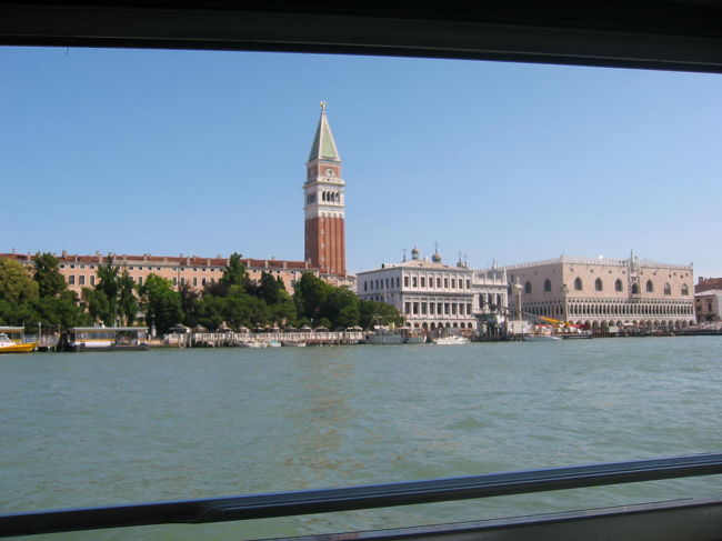 サンピエトロ広場の楼閣が見えます。