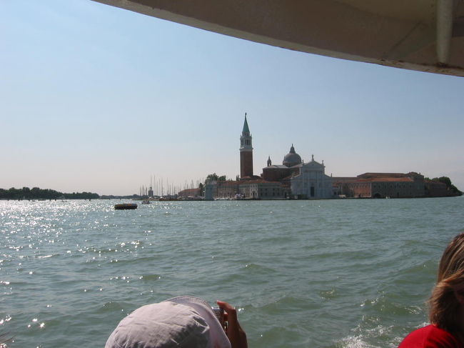 サンピエトロ広場の楼閣が見えます。