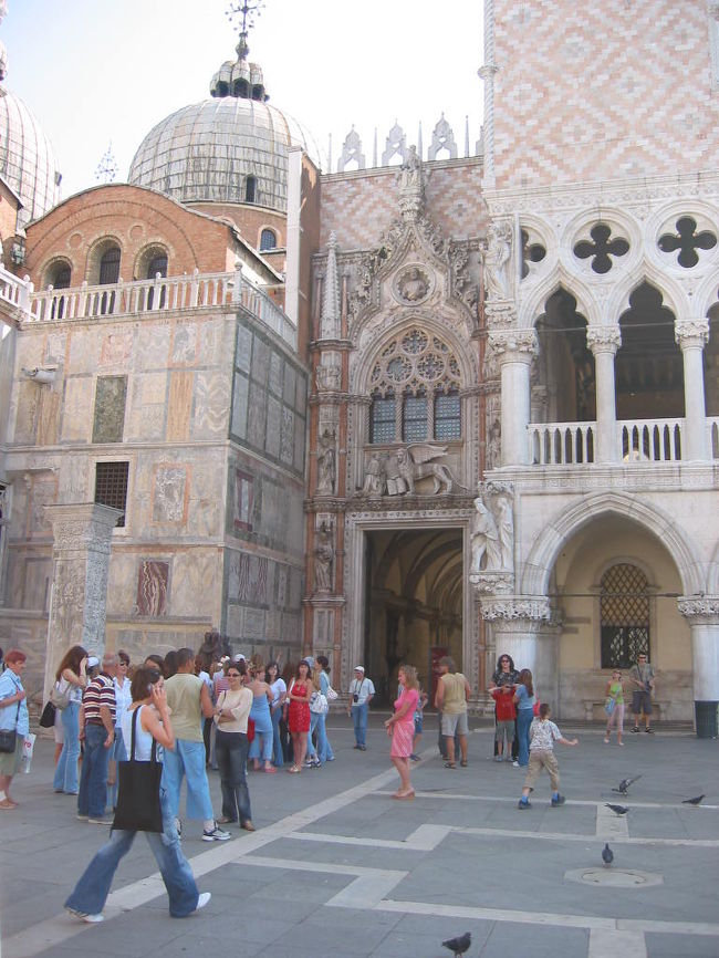 サンピエトロ寺院に入場者が並んでいます。