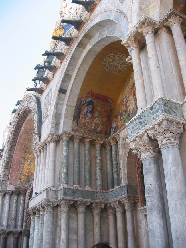 サンピエトロ寺院の近景です。すごく綺麗な装飾です。