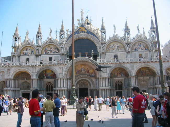 サンピエトロ寺院の正面です。他のキリスト教寺院と明らかに違うビサンチン風の華麗なデザインです。撮影禁止ですが、内部もかなり独特です。