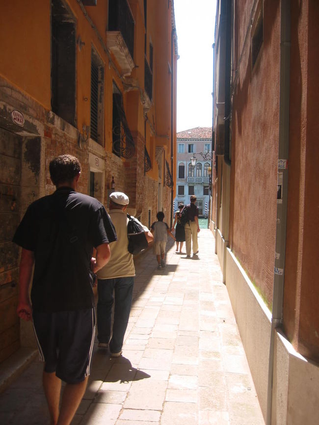 サンピエトロ寺院の近くの路地