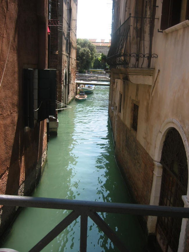 ブロックとブロックをつなぐ橋の上から