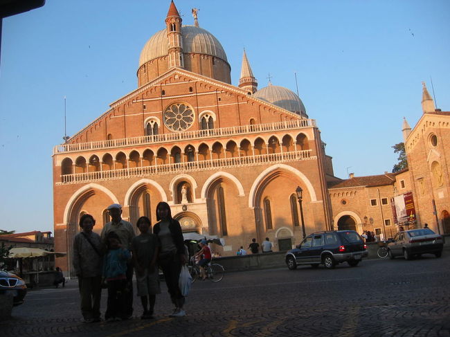 ベネチアから列車でパドバに戻り食事出かけました。<br />写真は、夕方のサンタントニオ聖堂です。