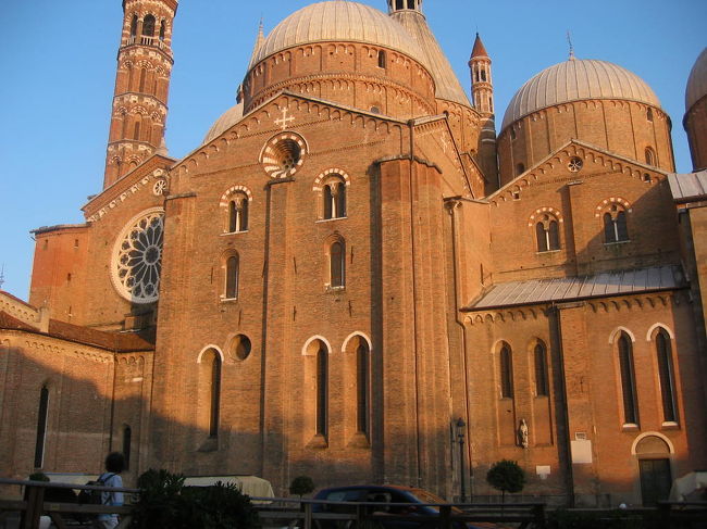 サンタントニオ聖堂<br /><br />この近くのレストランで食事しました。