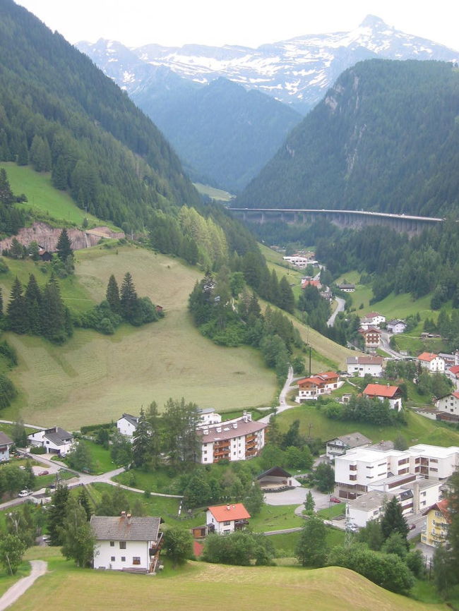 高速で休憩した際の風景です。南に向かって写真を撮っています。遠くに見えるアルプスの山々の向こうがイタリヤです。