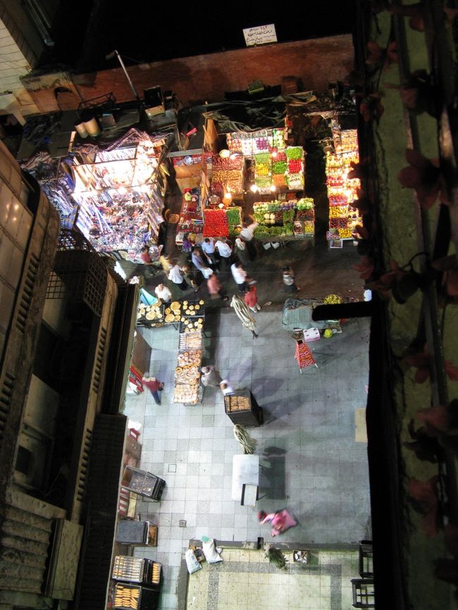 宿のベランダから下を覗くと露店商が開いています。