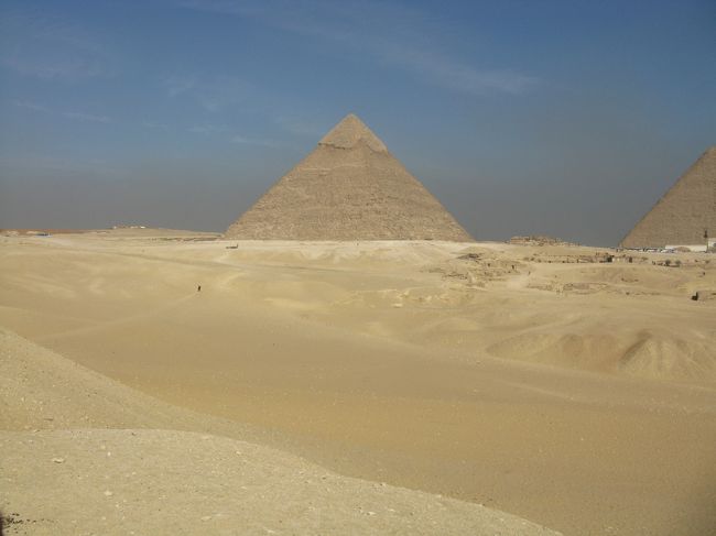 翌朝最終日です。宿の車でピラミッドへ。