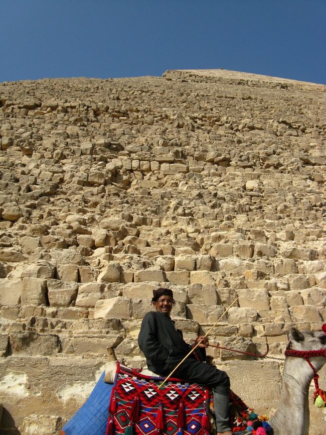 こちらはもぐりのらくだ。いわゆるやっかいなおっさんです。この後、自分の頭にターバン（おじさんの）を巻かれて写真を撮らされ、バクシーシを要求してくるので小銭を出すと怒り出したので自分は走って逃走をはかりました。気がつけば仲間のらくだ引きも追いかけてくるではありませんか、そしておっさんが何か自分に言っているのでよく考えたら自分の頭に巻かれたターバンを返してなかったのを思い出して返すとおじさん納得したので、小額のEポンドを渡すと苦笑いで帰って行きました。幸い周りに警察がいなかったのでホットしたのを覚えています、いたらもっともめていたに違いありません。歩いて正規のらくだ引きに話すとそんな小額で納得したのか！と驚いていました。