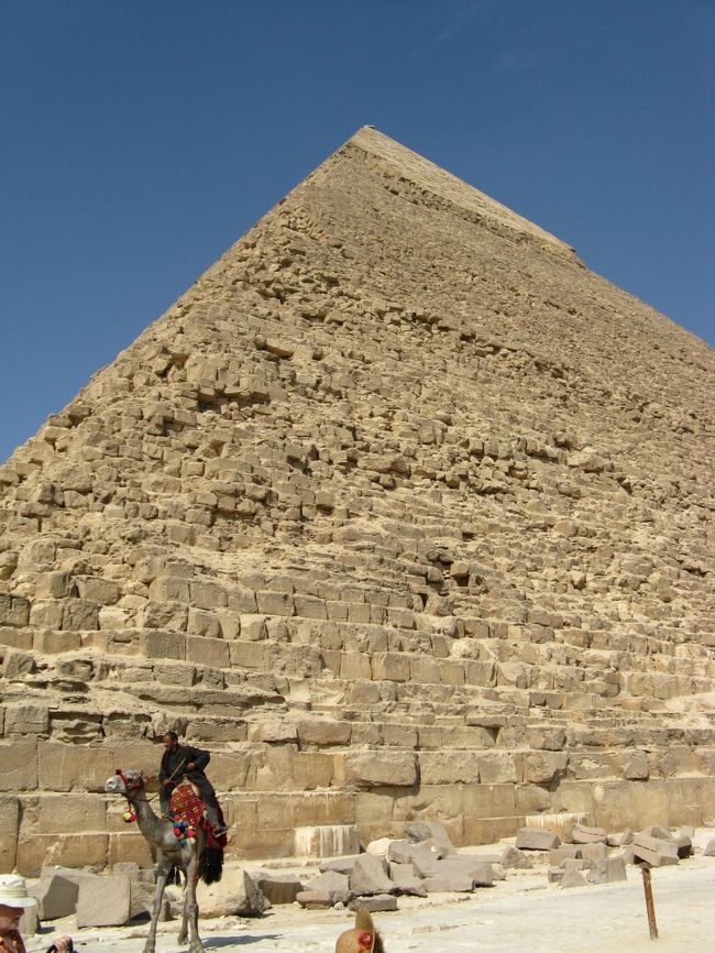 とにかくピラミッドに近づくとらくだ引きやら警官やらがうるさく声をかけてきます。多言語で、ハローははが言えずアローになってます。無視していても最後は罵声を浴びせてくる始末、がっかりです。