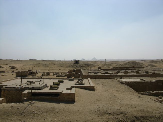 サッカーラからギザを望む