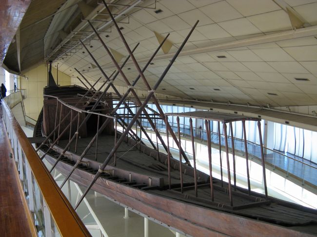 午後の部まで時間があったのでドライバーの昼食の誘いを断って、太陽の船博物館に来ました。ここは良いです、エアコンが効いていますので。