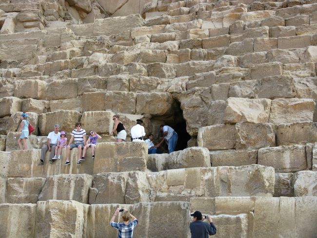 クフ入り口です。結局、午後の入場枠にももれそうだったので見かねたドライバーがチケット売り場で交渉して、バクシーシで解決しました。まぁ安いもんだったと思います。<br />