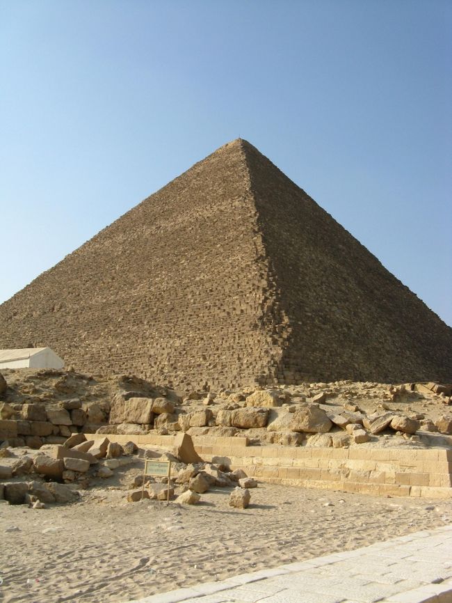 中に入れて満足し、ピラミッドの周りを一周しました。それにしても警官の写真撮影の押し売りがうるさいことと言ったら半端でない、なにせ後ろに自動小銃をしょってますから断るのも慎重にならざるを得ません。