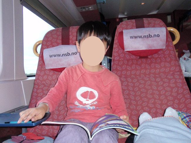 ゆったりとした座席でのんびり過ごします。<br />