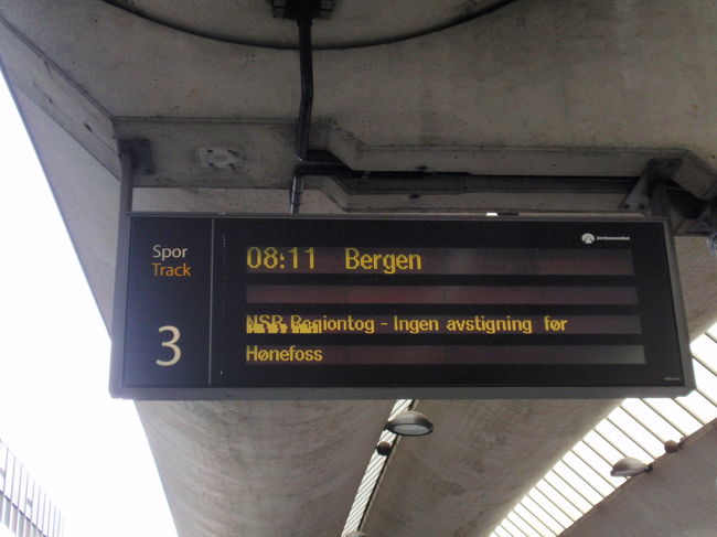オスロ駅到着です。<br />駅で朝食を食べて昼食やおやつを買って、ベルゲン行きの始発電車(8:11発)に乗り換えです。<br />ベルゲン到着は14:52です。