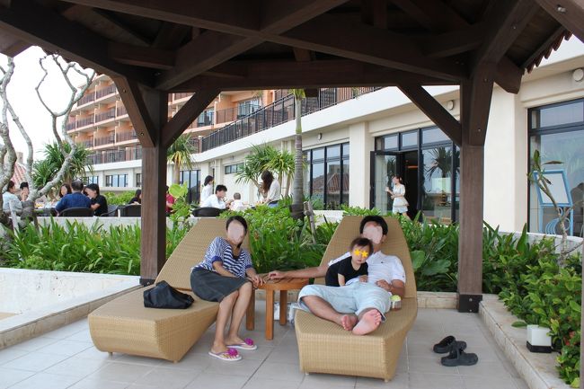 食後。夫は新聞を読み、私と息子はのーんびり…のはずが、プール大好きな息子は、スキあらばハイハイで今日もプールへ向かい、自ら入ろうとしてしまう。抱っこで連れ戻すと「入りたいーー」と泣く…のくり返し。<br />